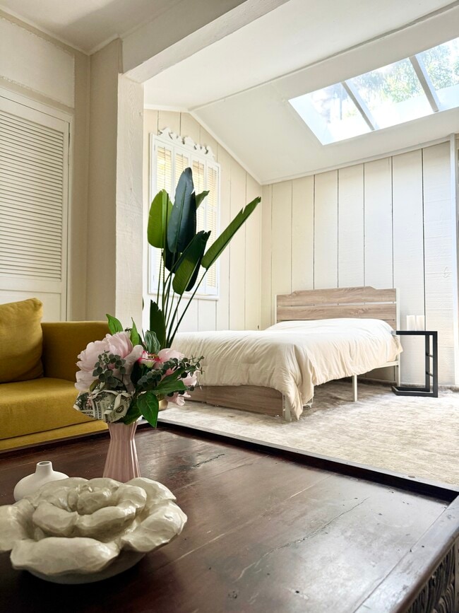 Foto del edificio - 8956 1/2 Norma Pl