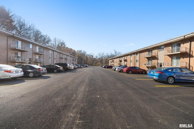 Building Photo - 2315 W Cannes Dr