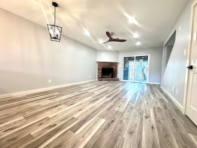 Building Photo - Beautifully Renovated 2B/2.5B Townhome wit...