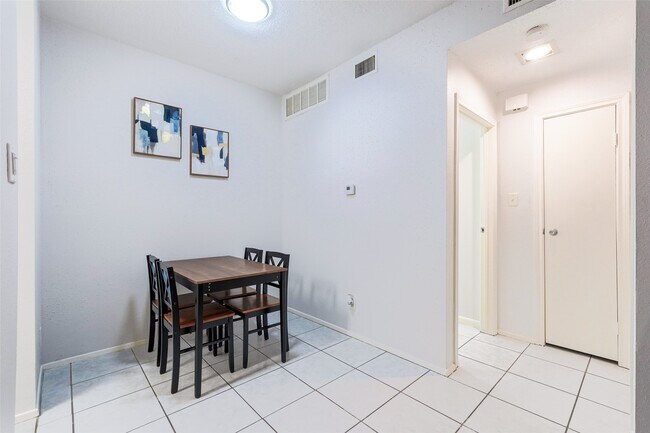 Foto del edificio - 7900 N Stadium Dr