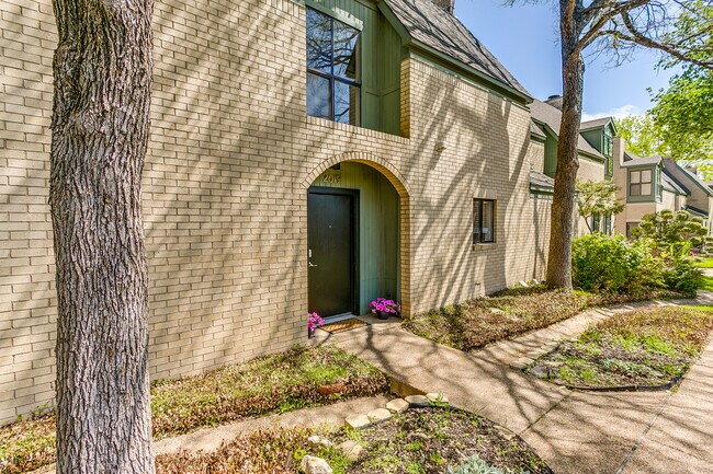 Building Photo - 2619 McCart Ave