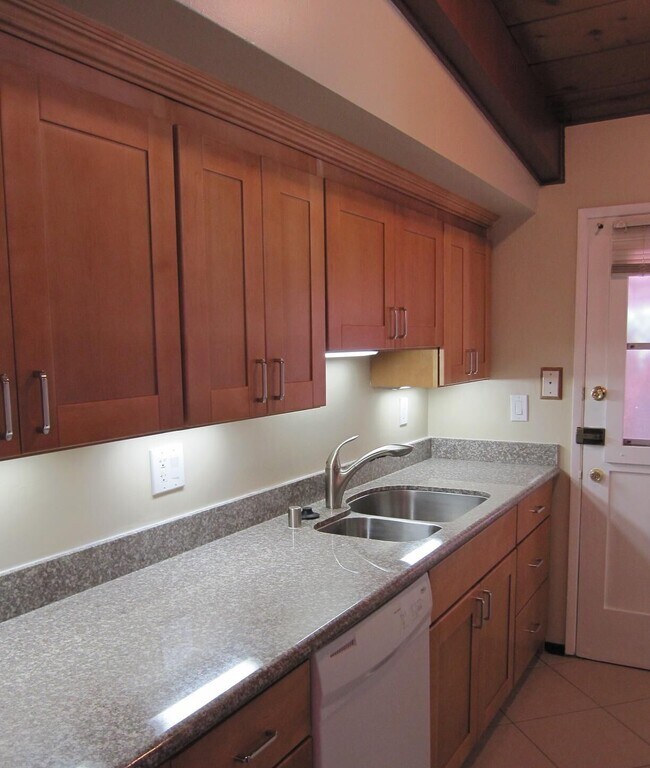 Building Photo - 1005 Miramonte Ave