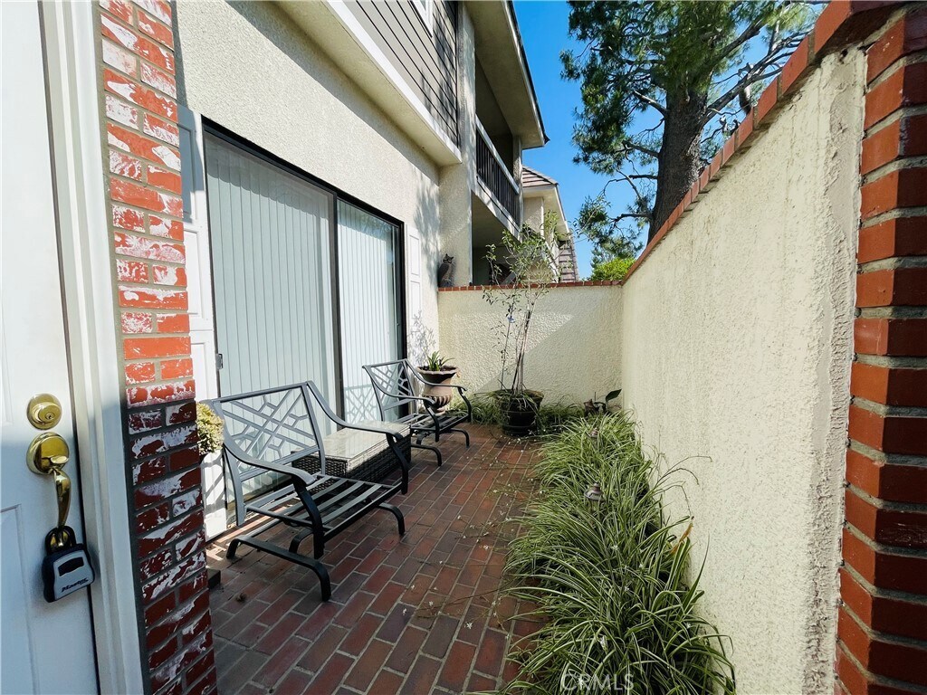 Primary Photo - 10201 Mason Ave