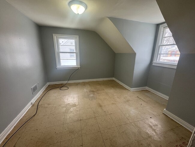 Building Photo - 701 Elm St