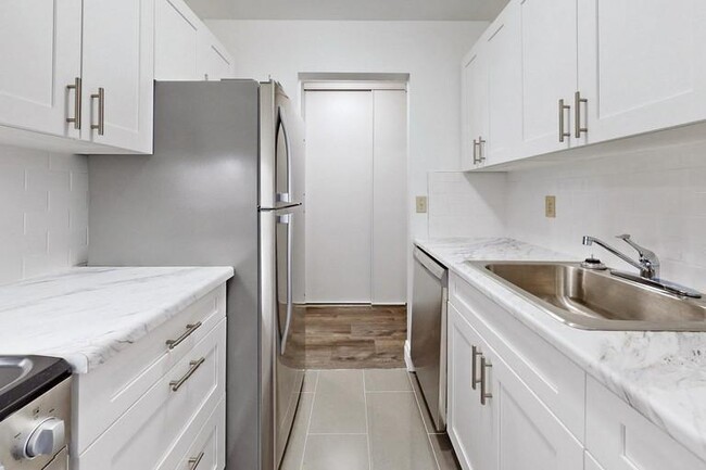 Building Photo - Newly Renovated 2 Bedroom Suite at Bedford...