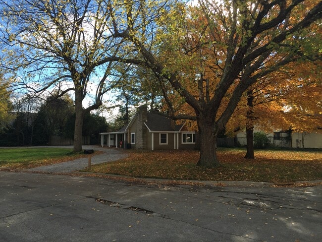 Building Photo - 815 Windsor Dr