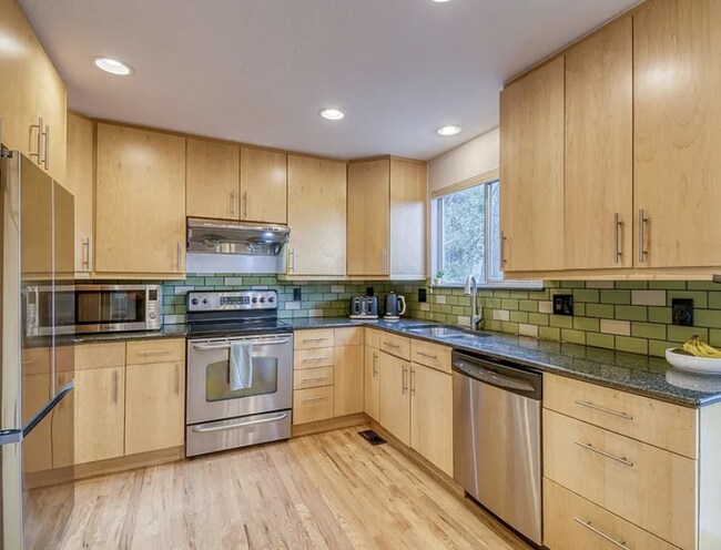 Foto del edificio - Spacious 5 bedroom 4 Bathroom Home Available August 7th!