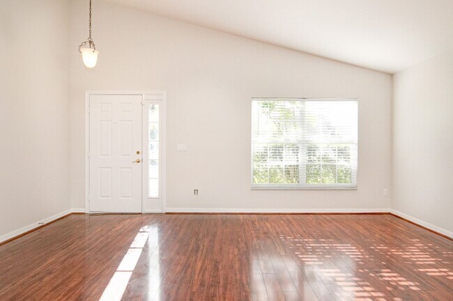 Building Photo - Beautiful MOVE-IN READY 4bed/2bath Home lo...