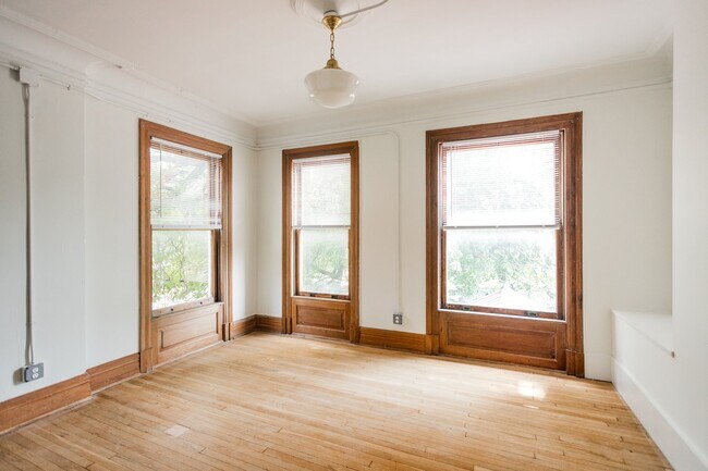 Building Photo - 223 E Ferry St