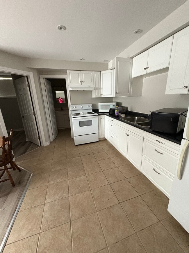 Building Photo - 21 Stirling Ave S