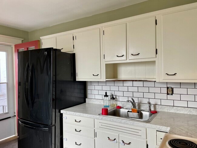 Building Photo - 300 W Mount Vernon St