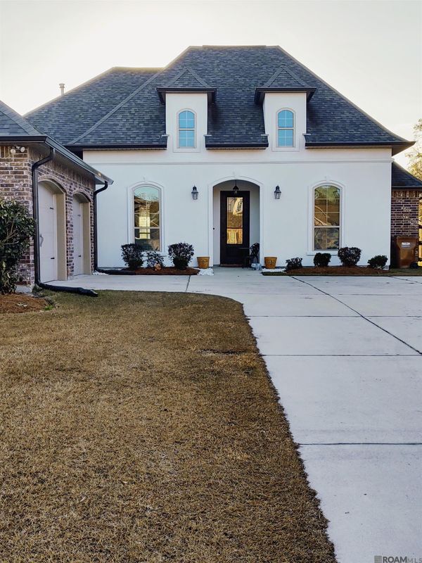 Building Photo - 18081 Old Trail Dr