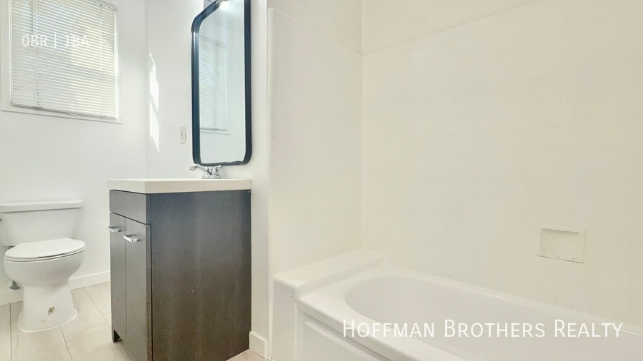 Building Photo - 905 Fedora St