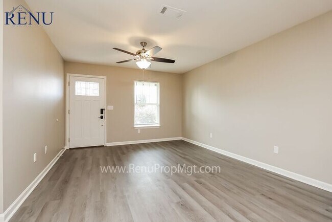 Foto del edificio - Holiday Special: 50% off your first month!...