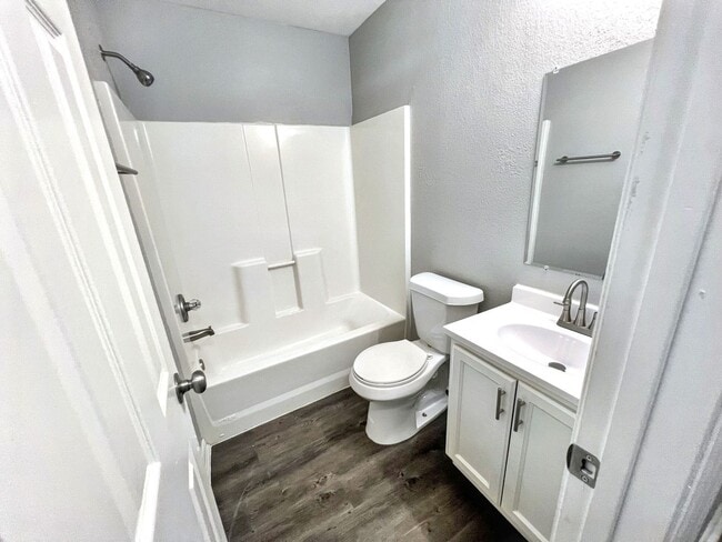 Foto del edificio - Newly Renovated 2-story 3-Bedroom Property...