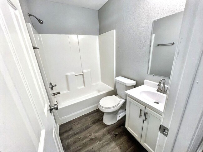 Foto del edificio - Newly Renovated 2-Story 3-Bedroom Property in Dallas - ($500 OFF the first month’s rent)