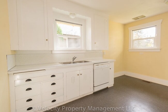 Building Photo - Charming Westside Bungalow Blocks from Dow...