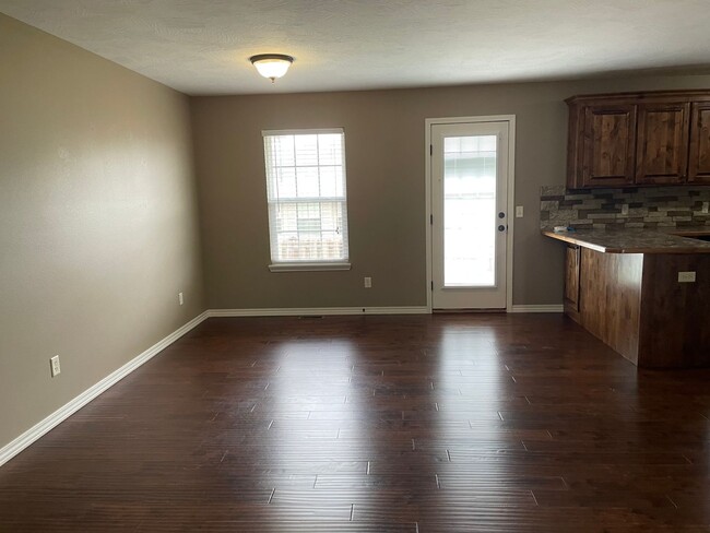 Foto del edificio - 3 Bedroom, All Brick home in Republic for ...