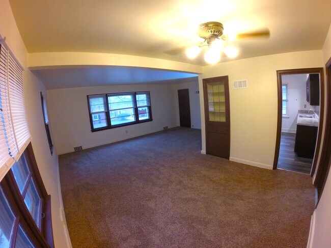 Building Photo - 5044 N Bay Ridge Ave