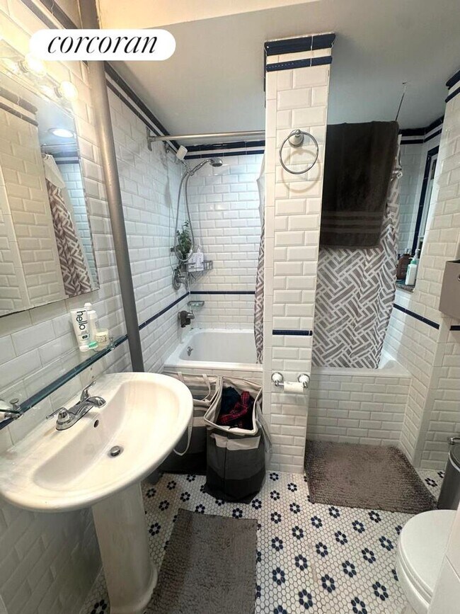 Foto del edificio - 326 W 47th St