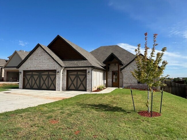 Building Photo - Beautiful almost brand new home in Mustang!