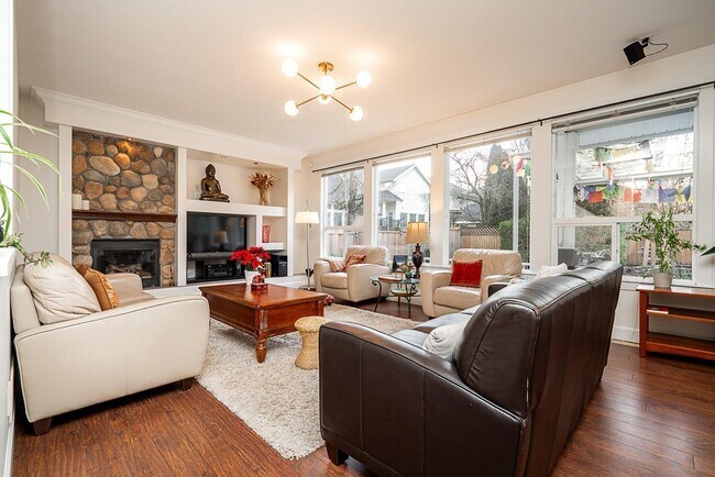 Photo du bâtiment - 20876-2083B 83b Ave