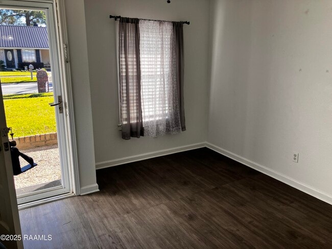 Building Photo - 107 St Nicholas Dr