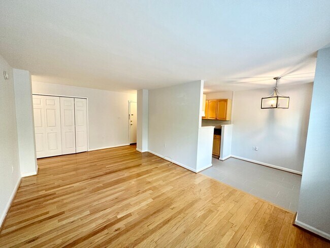 Foto del edificio - Spacious One Bedroom Condo In the Heart of Dupont - 17th/New Hampshire.