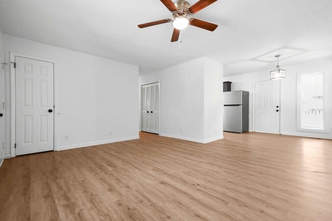 Building Photo - Pet Friendly Three Bedroom!