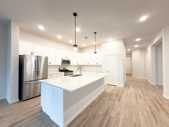 Foto del edificio - 42504 Rustico Rd