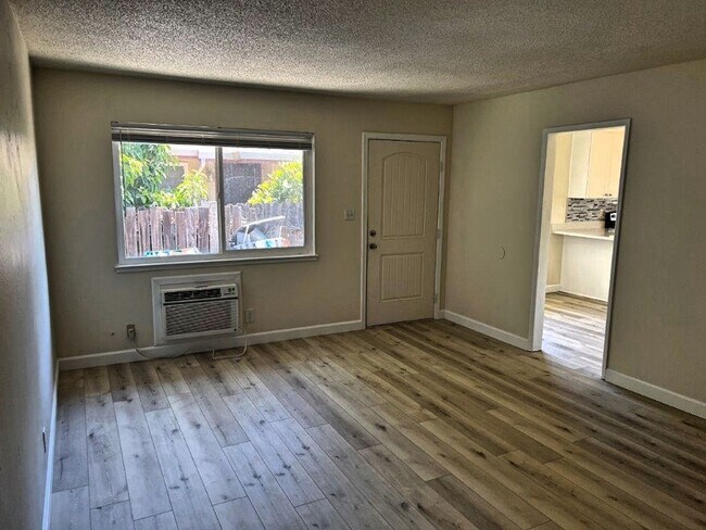Foto del edificio - Remodeled 2 Bedroom Duplex w/ 1 Car Garage *Star Rentals