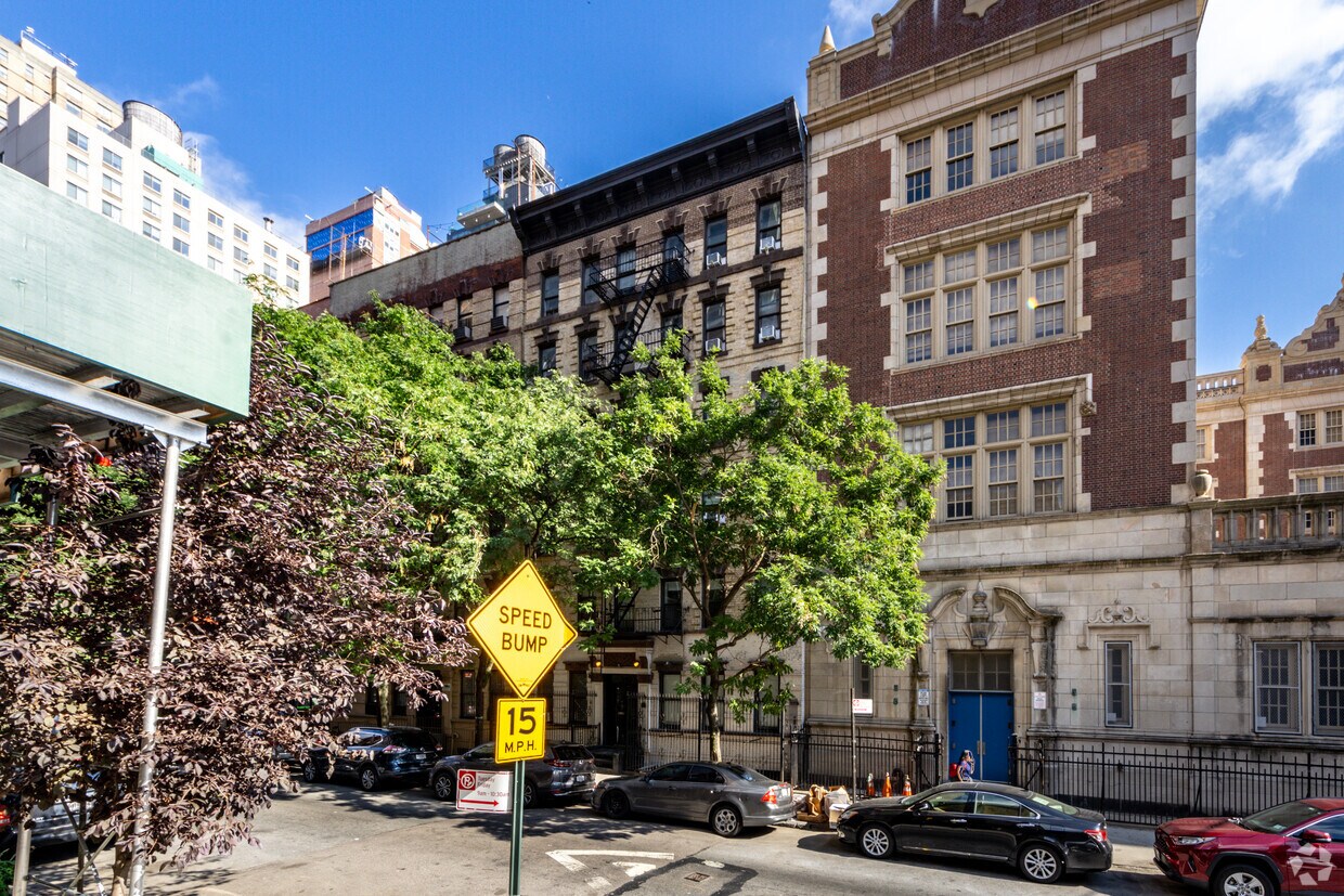 Foto principal - 319 E 95th St