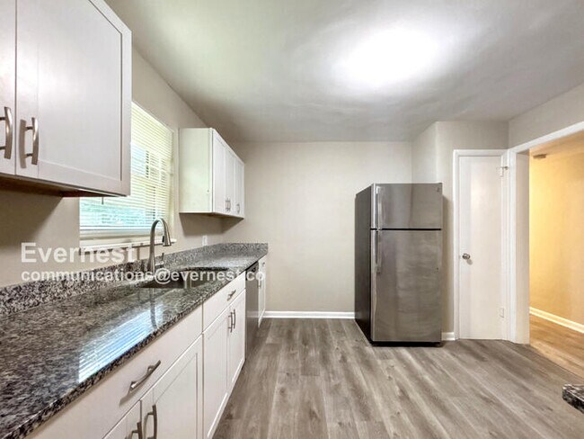 Foto del edificio - 6657 Blackwood Dr