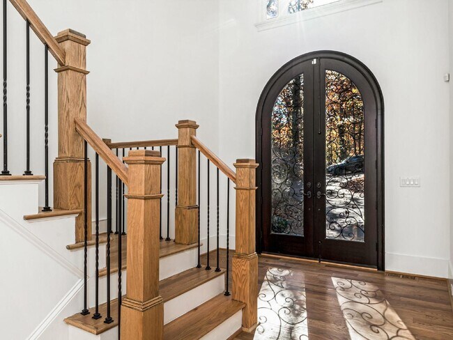 Foto del edificio - Beautifully built, renovated home boasts 5 BD, 5 BT, providing ample space for a growing family a...