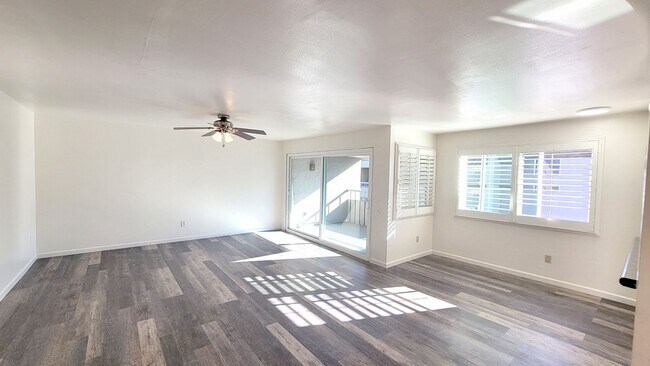 Foto del edificio - 3 bd/2 ba Townhouse close to USD.