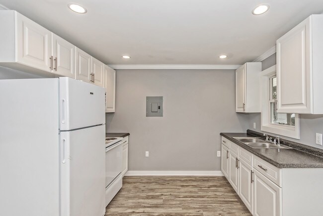 Building Photo - 1102 N Hillside Dr
