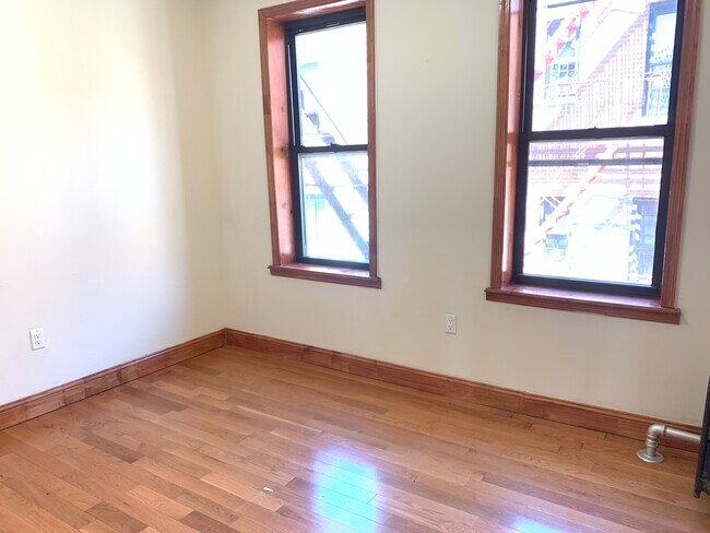 Building Photo - 511 W 189th St