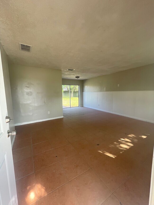 Building Photo - 2319 Otis Ave
