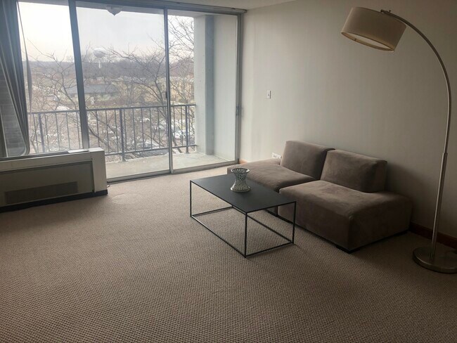 Foto del edificio - 1043 S York Rd
