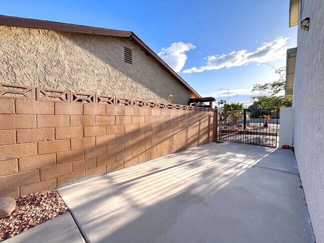 Foto del edificio - 4 Bedroom Home located Near Alta and the 95 Freeway in Mature Neighborhood with no HOA. HOME HAS ...