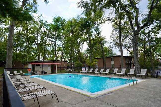 Building Photo - 2601 Hillsboro Pike