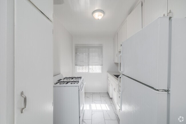 1 habitación, 1 baño - 900 pies cuadrados - Cocina - Blackburn Apartments