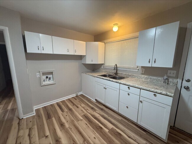 Foto del edificio - Updated 2 Bedroom in Brainerd! New Floorin...