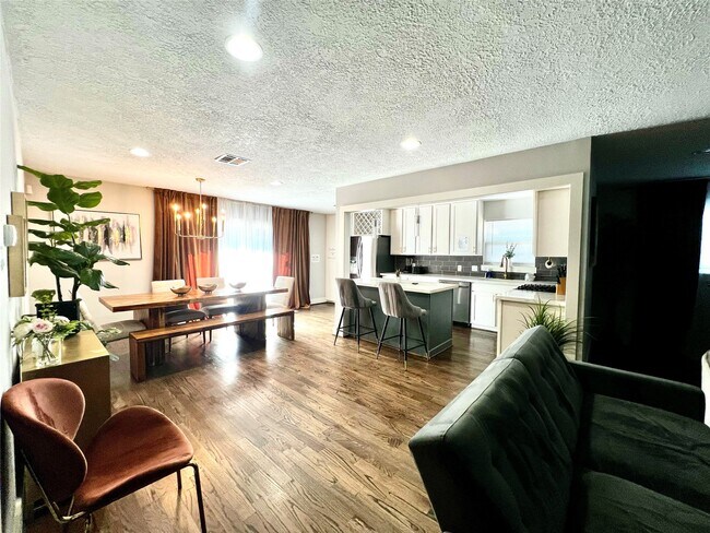 Foto del edificio - 5719 Viking Dr