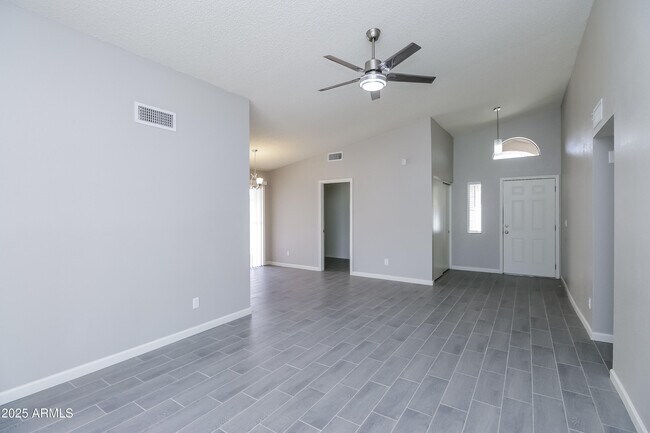 Foto del edificio - 7619 W Desert Cove Ave