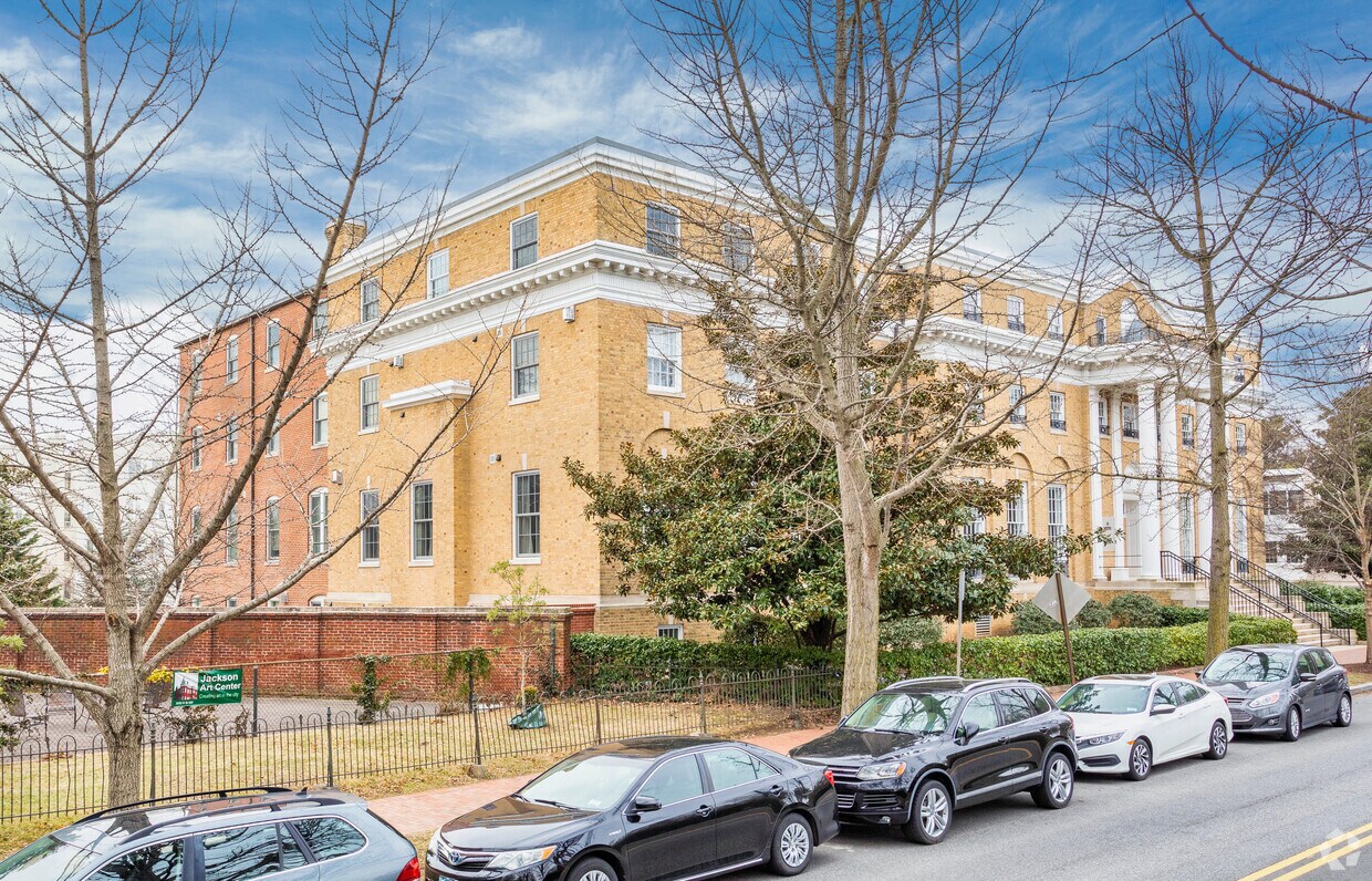 Foto principal - 3050 R St NW