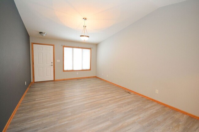 Foto del edificio - Twin home with walk-out basement & great u...