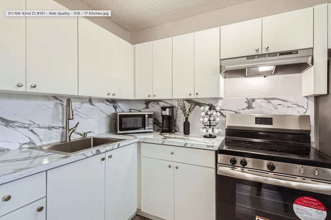 Foto del edificio - 311 NW 42nd Ct