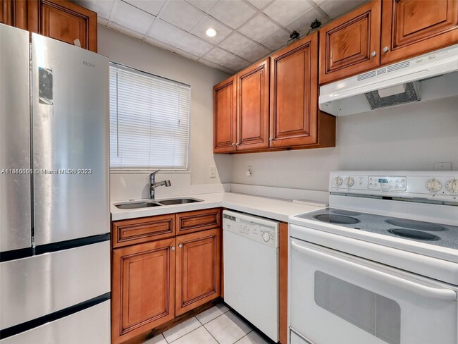 Building Photo - 3048 Sunrise Lakes Dr E