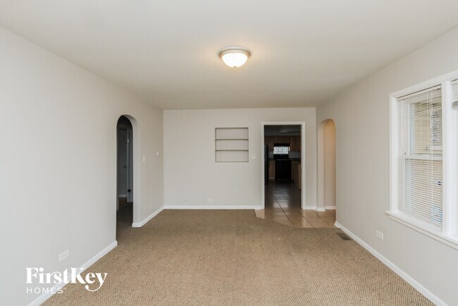 Building Photo - 811 Greenbay Ave